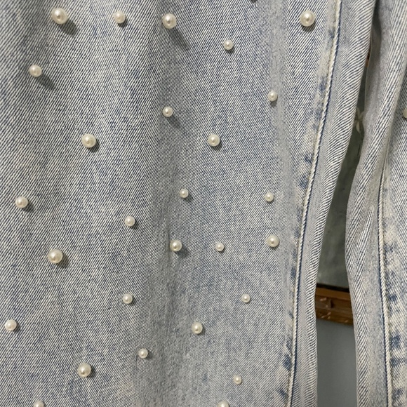 Pearl studded light washed high waisted jeans - Picture 2 of 4